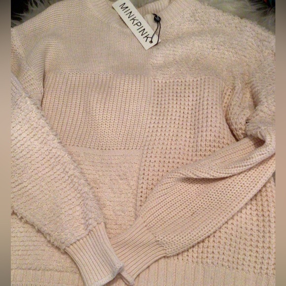 NEW! MINKPINK textured sweater - Picture 2 of 8